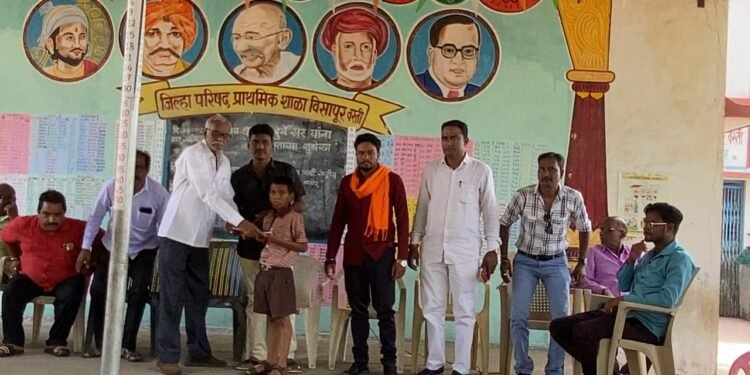 विसापुर येथे मंत्री सुधीर मुनगंटीवार यांच्या वाढदिवसानिमित्त नोट बुक, पेन व चॉकलेट वाटप करून वाढदिवस साजरा.