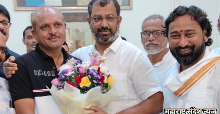 राष्ट्रवादी काँग्रेस (शप) पक्षाचे हिंगणघाट शहराध्यक्ष बालुभाऊ वानखेडे यांचे खासदार अमर काळे यांनी शाल श्रीफळ व पुष्पगुच्छ देऊन केले स्वागत.