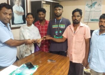 माजी जि.प. अध्यक्ष अजय कंकडालवार यांनी आत्राम परिवाराला आर्थिक मदत.