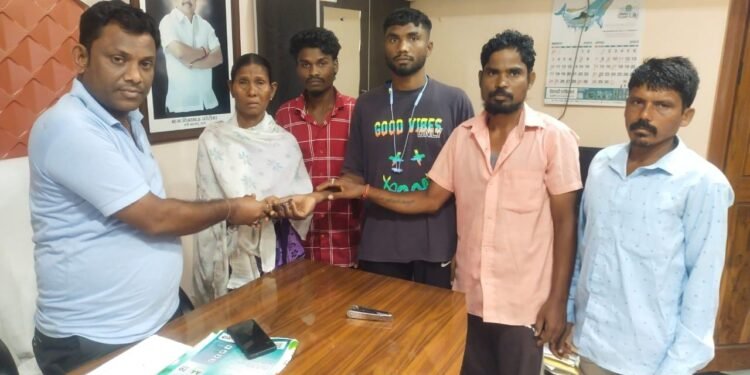 माजी जि.प. अध्यक्ष अजय कंकडालवार यांनी आत्राम परिवाराला आर्थिक मदत.