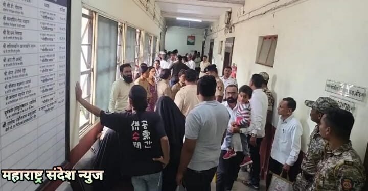 मस्जिद मध्ये नमाज साठी जाणाऱ्या तिघांवर आठ ते दहा जणांनी काठ्या कुऱ्हाडी तलवार चाकूने खुनीहल्ला.