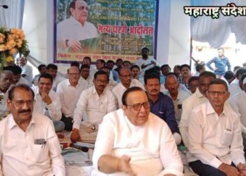 वन विभागाकडून कच्चा मालाचा पुरवठा करा अशी मागणी घेऊन कामगार नेते नरेश पुगलिया यांचा पुढाकाराने बल्लारपूर येथे भव्य धरणे आंदोलन.