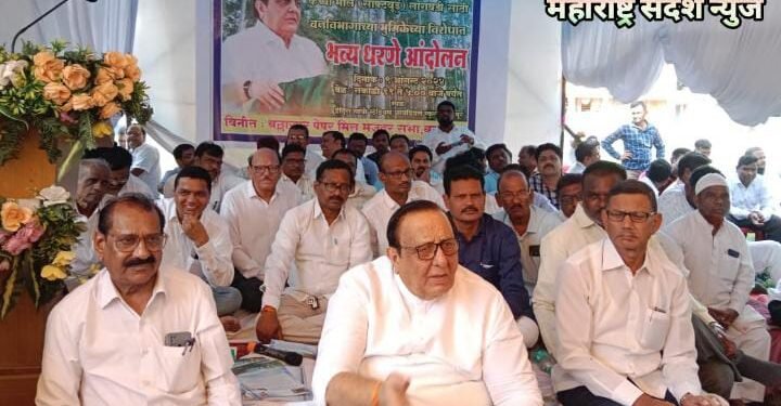 वन विभागाकडून कच्चा मालाचा पुरवठा करा अशी मागणी घेऊन कामगार नेते नरेश पुगलिया यांचा पुढाकाराने बल्लारपूर येथे भव्य धरणे आंदोलन.