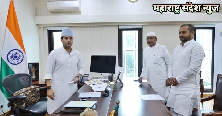 खासदार डॉ. नामदेव किरसान यांनी घेतली केंद्रीय दूरसंचार मंत्री ज्योतीरादित्य सिंधिया यांची भेट.