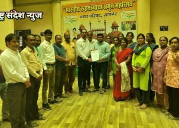 सावनेर येथे आम आदमी पार्टी पक्षाच्या वतीने शहरातील रस्त्यांसाठी महिलांचा हल्लाबोल मोर्चा.