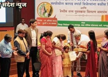 वर्धा जिल्ह्यातील तीन शेतकरी रेशीम रत्न पुरस्काराने सन्मानित, वस्त्रोद्योग मंत्री चंद्रकांत पाटील यांच्या हस्ते पुरस्काराचे वितरण.