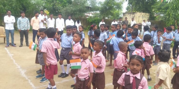 हिंगणघाट तालुक्यातील वाघोली येथे स्वातंत्र्य दिनानिमित्त विद्यार्थ्यांना शालेय साहित्याचे वाटप.