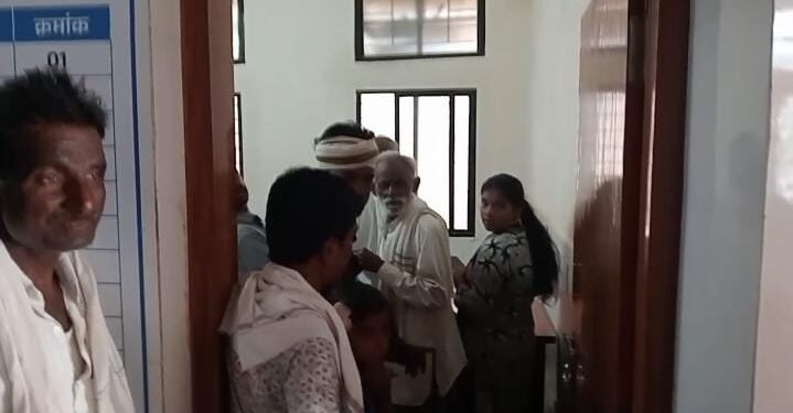 परतूर येथील ग्रामीण रूग्णालय डॉक्टरांचा मनमानी कारभार, डॉक्टर रूग्णांना तपासणी नकरताच गेले उठून.