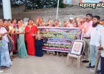 आप बल्लारपूर तर्फे रक्षाबंधनाच्या दिवशी शिवरायांना राखी अर्पण करून व मेणबत्ती लाऊन  कोलकत्ता येथील महिला डॉक्टर हत्याकांडाच्या निषेध.