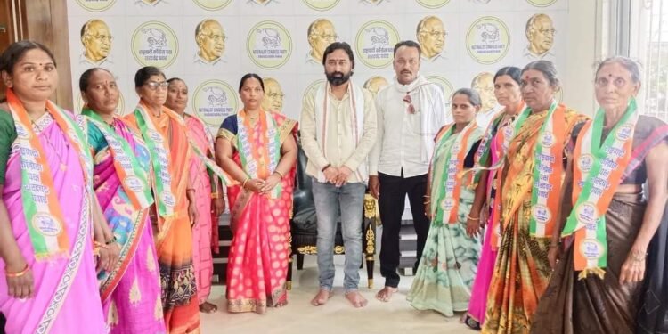 नगाजी पारडी येथील विविध सामाजिक संघटनेत काम करणाऱ्या महिलांचा राष्ट्रवादी काँग्रेस (श.प) पक्षात प्रवेश.