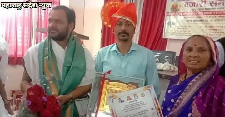 व्यसनमुक्ती व मधुमेह मुक्ती केंद्राचे संचालक डॉ. संदीप विनायक काकड यांना वंजारी समाजरत्न पुरस्कार प्रदान.