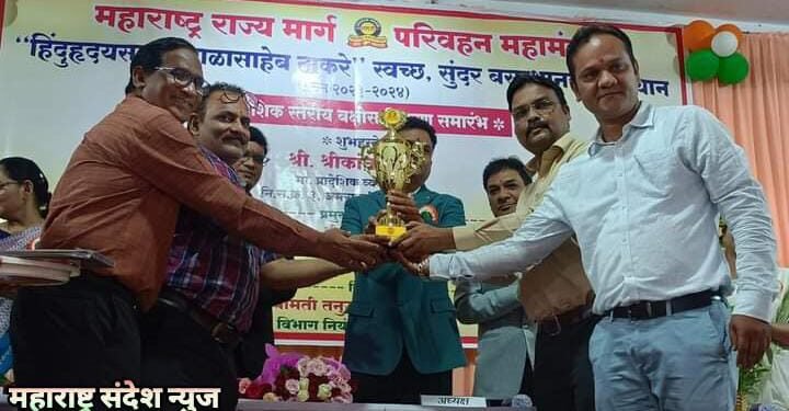 वर्धा बसस्थानक हिंदुहृदय सम्राट बाळासाहेब ठाकरे पुरस्काराने सन्मानित.