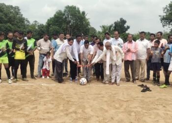 माजी जि.प. अध्यक्ष अजय कंकडालवार यांच्या हस्ते मुलचेरा  तालुक्यातील श्रीनगर येथे फुटबॉल स्पर्धेचे उदघाटन.