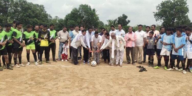 माजी जि.प. अध्यक्ष अजय कंकडालवार यांच्या हस्ते मुलचेरा  तालुक्यातील श्रीनगर येथे फुटबॉल स्पर्धेचे उदघाटन.