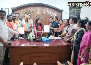 बदलापूर येथील आदर्श शाळेत दोन चिमुकल्या मुलीवर लैंगिक अत्याचार प्रकरणी हिंगणघाट येथे शिवसेना महिला आघाडी तर्फे निवेदन.
