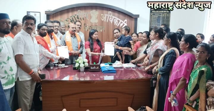 बदलापूर येथील आदर्श शाळेत दोन चिमुकल्या मुलीवर लैंगिक अत्याचार प्रकरणी हिंगणघाट येथे शिवसेना महिला आघाडी तर्फे निवेदन.