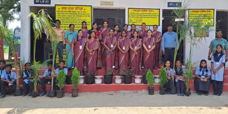 सतीश धोटे यांनी वाढदिवसा निमित्य दिले आदर्श शाळेला वृक्ष व कुंड्या भेट.