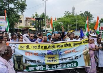 भारत बंद: आरक्षणाची संविधानाच्या 9 व्या सूचित समाविष्ट करा या मागणीसाठी हिंगणघाट येथे हजारोच्या संख्येने मोर्चा.