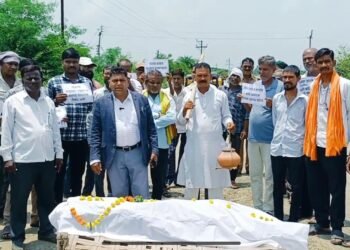 डॉ. उमेश वावरे यांच्या नेतृत्वात सिंदी रेल्वे ते सेलडोह रस्ताचे काम करीता अंतिम संस्कार आंदोलन.