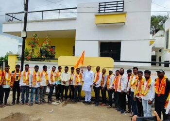 शिवसेना जिल्हाप्रमुख मोहन अग्रवाल यांच्या नेतृत्वावर विश्वास ठेवून हादगाव येथील युवकांचा शिवसेनेत जाहीर प्रवेश.