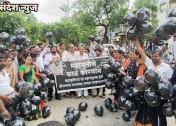 महायुतीचे काळे कारनामे विरोधात काळे फुगे दाखवीत राष्ट्रवादी काँग्रेस शरद पवार पक्षाने केला निषेध.