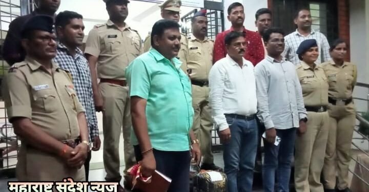 बल्लारपूर शहरात शहरात खुलेआम गांजा विक्री, पोलिसांनी एका महिलेला ठोकल्या बेड्या.