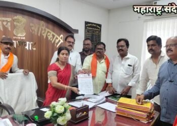 चक्क निराधार योजना, श्रावणबाळ योजनेच्या प्रमाणपत्रावर आमदार समीर कुणावर यांच्या फोटो छापल्याने शिवसेना आक्रमक.