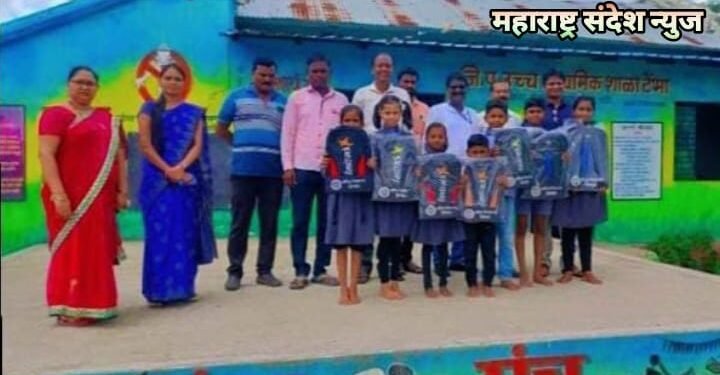 गुणवंत व गुरजू विद्यार्थ्यांना स्कूल बॅगचे वितरण, अभिनव विचार मंच हिंगणघाटचा उपक्रम.