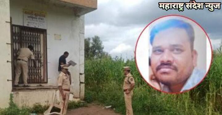 महाराष्ट्रात दिवसा ढवळ्या शासकीय कार्यालयात तलाठ्याच्या डोळ्यात मिर्ची पूड टाकून चाकूने सपासप वार करत हत्या.