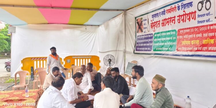 रामगिरी महाराज यांच्यावर कारवाईसाठी आसिफ खान यांचे उपोषण सुरू, महाविकास आघाडीच्या नेत्यांची भेट.