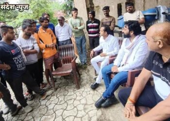 हिंगणघाट नगर परिषद येथील घंटागाडी कामगारांच्या मागण्यासाठी सुरू असलेल्या आंदोलनाला राष्ट्रवादी श.प. पक्षाचे अतुल वांदिले यांची भेट.