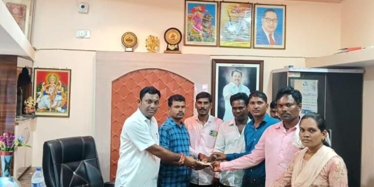 माजी जि.प.अध्यक्ष अजय कंकडालवार यांच्या कडून आत्राम परिवाराच्या तेरवी कार्यक्रमाला आर्थिक मदत.