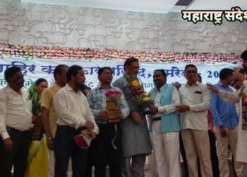 राज्याचे माजी मंत्री सुनील केदार यांच्या हस्ते जिल्हा प्रसिद्धी प्रमुख व पत्रकार युवराज मेश्राम यांचा सत्कार.