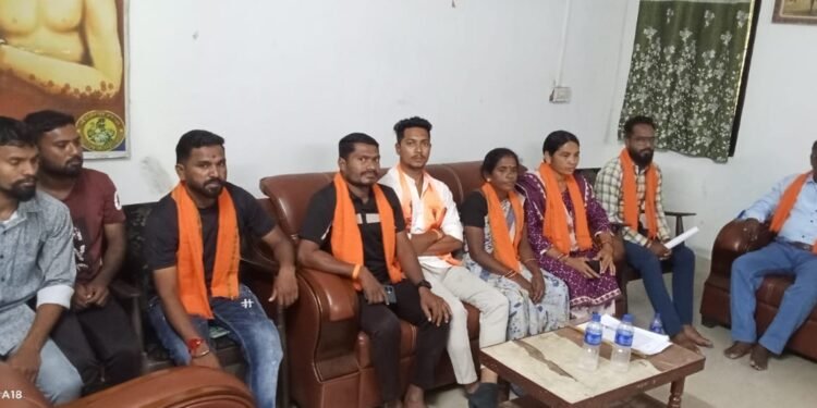 गडचिरोली जिल्हात शिवसेनेत पडले मोठे खिंडार, युवासेना तालुका प्रमुख एटापल्ली यांनी साधला निशाणा.