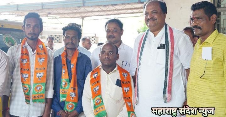 हिंगणघाट विधानसभा क्षेत्रातील समुद्रपूर तालुक्यातील हिवरा येथील युवकांनी केला भारतीय जनता पार्टीत प्रवेश.