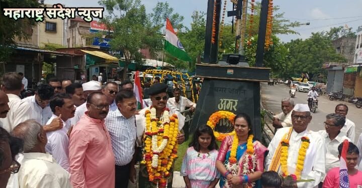 बीएसएफ मधून सेवानिवृत्त सैनिक दिनेश बापूरावजी नारद यांचे हिंगणघाट शहरात जंगी स्वागत.