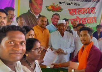 महाविकास आघाडीच्या बैठकीत शिवसेनाच्या वतीने खासदार डॉ. नामदेव किरसान यांना देण्यात आले निवेदन.