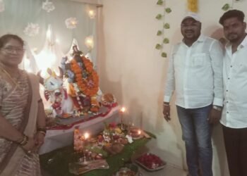 सामाजिक कार्यकर्ते संदीप कोरेत यांनी घेतले मेश्राम कुटुंबीयांच्या घरी जाऊन बाप्पाचे दर्शन.