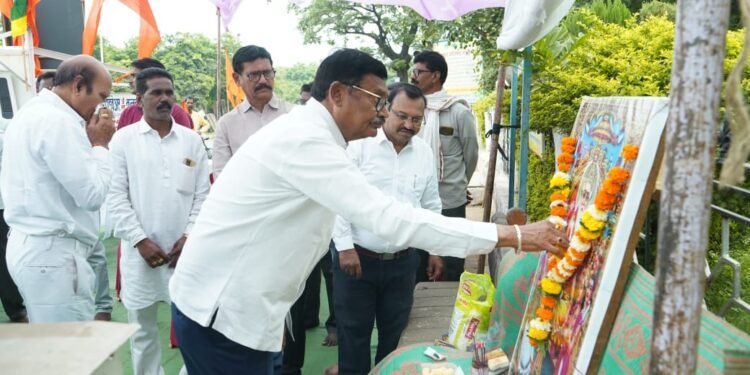 आ. सुभाष धोटेंनी भगवान विश्वकर्मा महापुजेत सहभागी होऊन घेतले दर्शन.