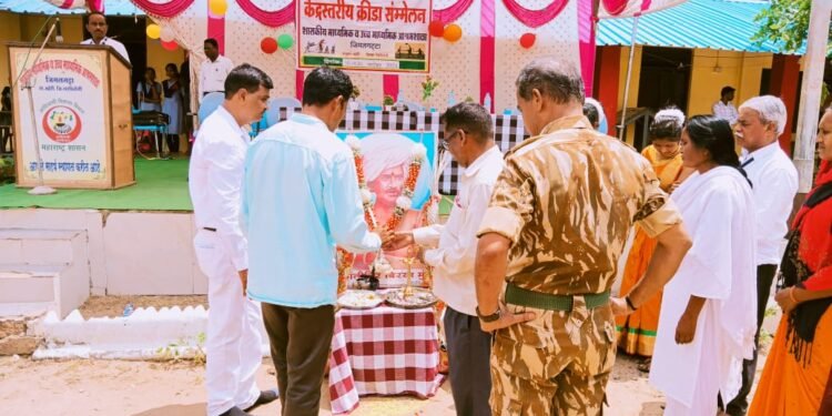 जिमलगट्टा एकात्मिक आदिवासी विकास प्रकल्प अहेरी अंतर्गत येत असलेल्या शासकीय माध्यमिक व उच्च माध्यमिक आश्रम शाळा जीमलगट्टा येते क्रीडा स्तरीय स्पर्धा*