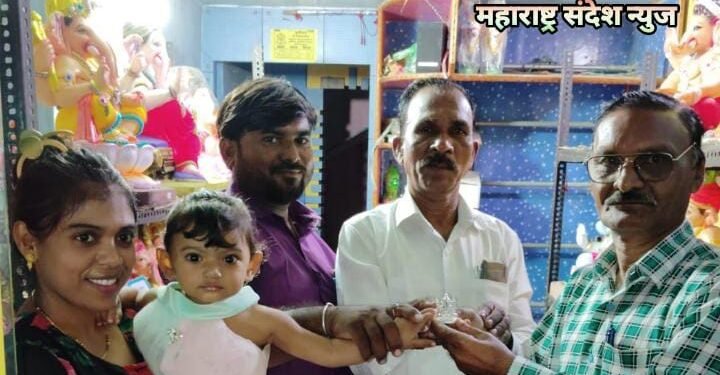 सावनेर येथे गणपती मूर्ती खरेदीवर लकी ड्रॉ चा वर्षाव.