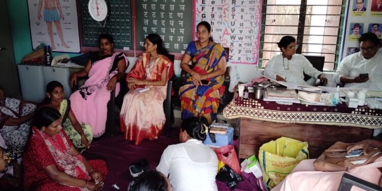 सामाजिक कार्यकर्त्यां संगीता ठलाल यांनी अंगणवाडी  कर्मचाऱ्यांची  भेट घेतली*