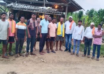 70 वर्षात मूलभूत समस्या न सोडवू शकणाऱ्या नेत्यांना गाव बंदी करा संदीप कोरेत यांचे भेटी दरम्यान जनतेला आवाहन.