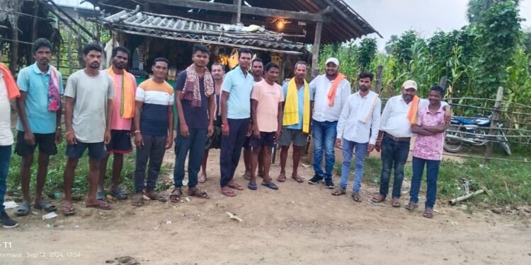 70 वर्षात मूलभूत समस्या न सोडवू शकणाऱ्या नेत्यांना गाव बंदी करा संदीप कोरेत यांचे भेटी दरम्यान जनतेला आवाहन.