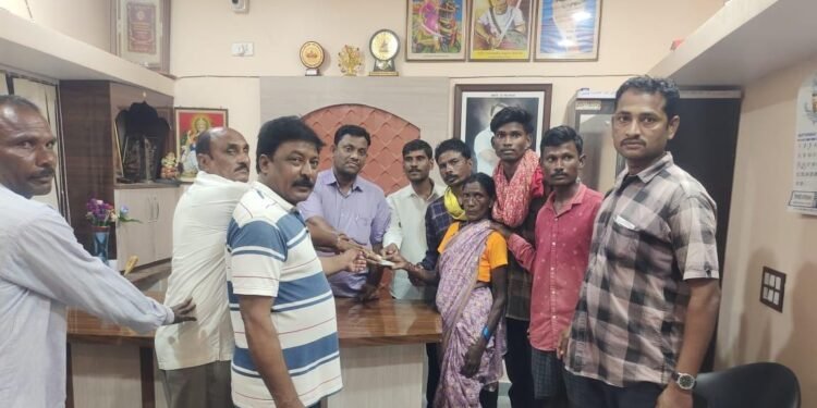 काँग्रेस अहेरी विधानसभा क्षेत्राचे समन्वयक अजय कंकडालवार यांचाकडून मेश्राम परिवाराला आर्थिक मदत.