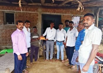 भाग्यश्रीताई आत्राम, हलगेकर यांनी केली येल्ला येथील महिलेला आर्थिक मदत