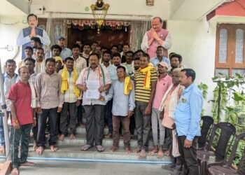 आदी रस्ते बनवा अन्यथा निवडणूकीवर बहिष्कार टाकणार ग्रामीण भागातील जनतेचा मागणी*