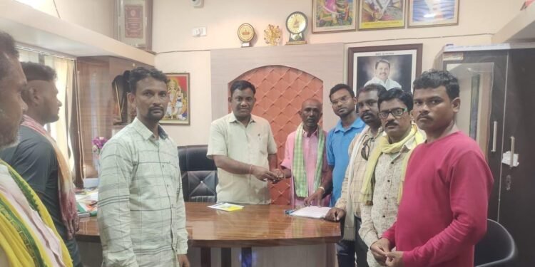 माजी जि.प.अध्यक्ष अजयभाऊ कंकडालवार यांचाकडून मार्कटेके परिवाराला आर्थिक मदत.