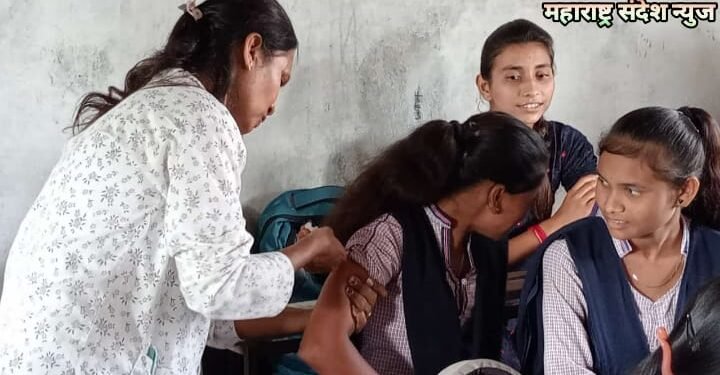 आरोग्य विभागाच्या वतीने लोकसेवा विद्यालय सावली येथील विद्यार्थ्यांना देण्यात आली टि.टि ची लस.