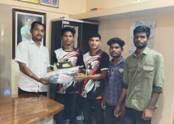 माजी जि.प.अध्यक्ष अजय कंकडालवार यांचा कडून किष्ठापूर येथील युवकांना क्रीडा साहित्य वाटप